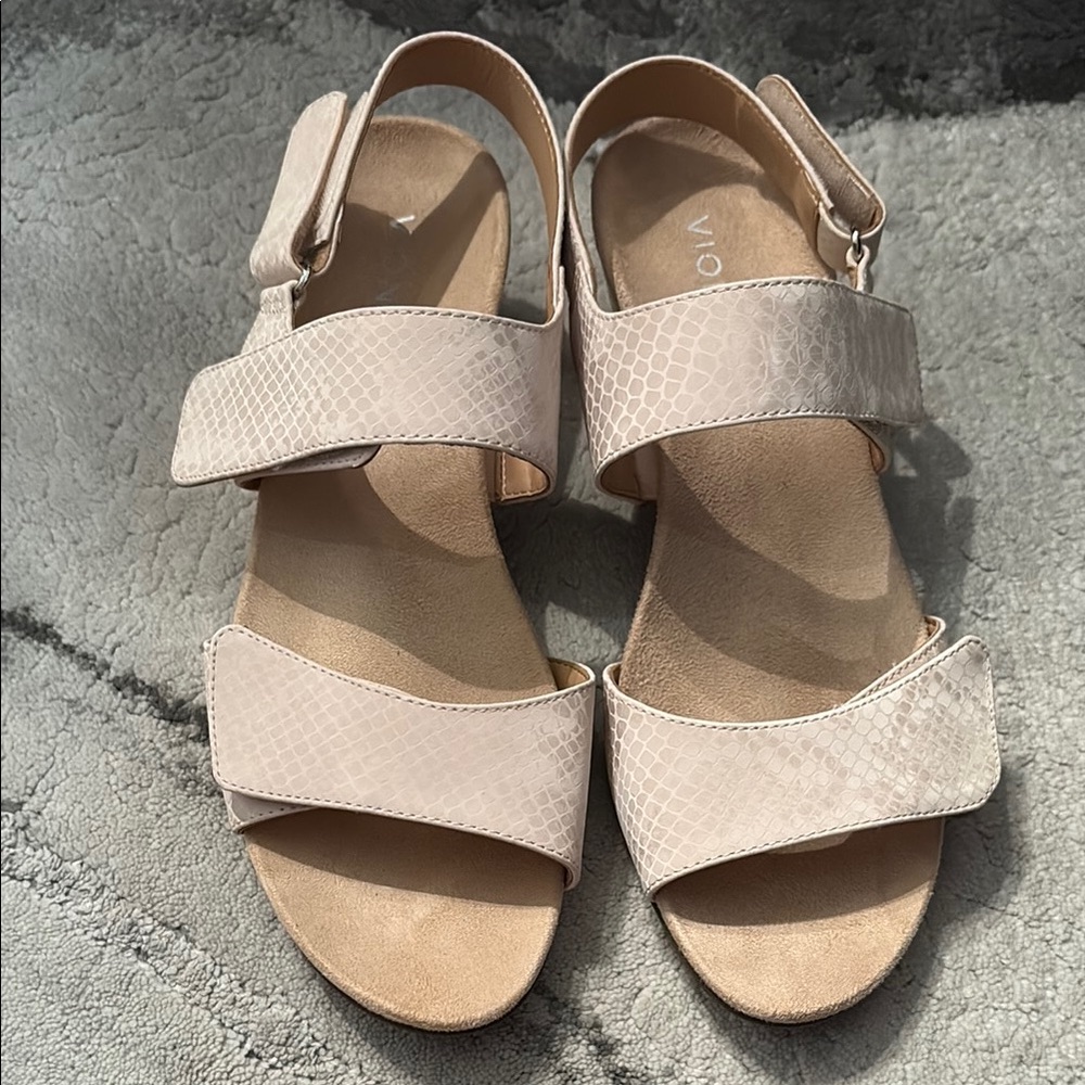 Lilly Pultizer Vionic Sandals